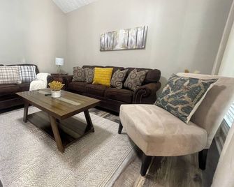 Cozy home in Opelika/Easy interstate access/Short drive to downtown and Auburn. - Opelika - Obývací pokoj