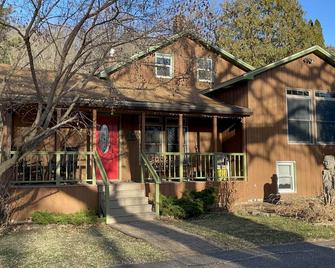 St. Croix River Home In The Heart Of Taylors Falls - Taylors Falls - Building