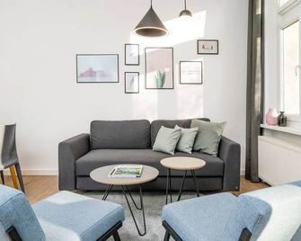 2-Bedroom Apartment (80sqm) with a balcony(4) - Berlin - Living room