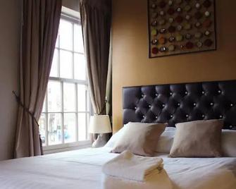 Tilted Wig - וורוויק - חדר שינה