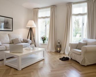 Von Deska Townhouses - White House - Hamburg - Living room
