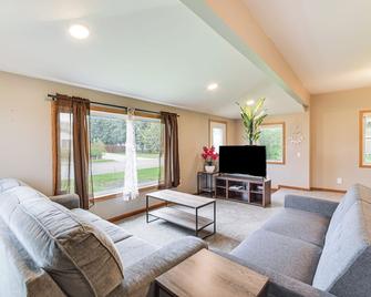 Serene Devils Lake House with Deck and Fire Pit! - Devils Lake - Wohnzimmer