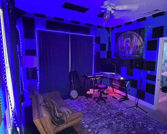 Unique Artist home on Main Street Kaufman! - Kaufman