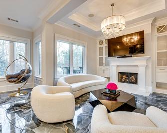 Sprawling Suwanee Home: Theater, Pool, Hot Tub! - Suwanee - Living room