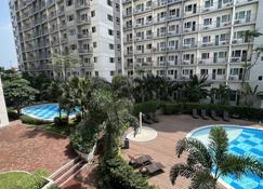 Luxurious Condo overlooking the pool - Las Piñas - Pool