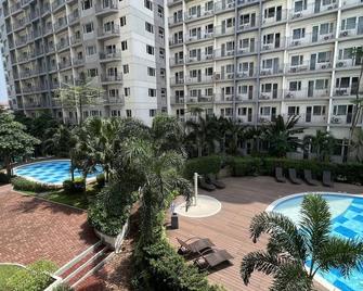 Luxurious Condo overlooking the pool - Las Piñas - Pool