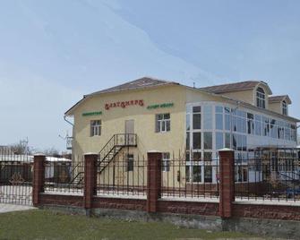 Altamira Hotel - Karakol - Edificio