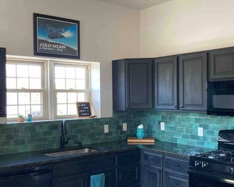 Historic Charm In the Heart of Downtown Lafayette - Lafayette - Kitchen