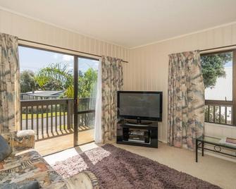 Jacaranda Lodge - Whangamata Upstairs Unit - Whangamata - Вітальня