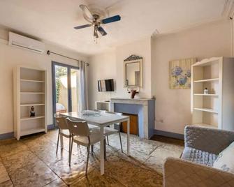 Holiday Home In The South Of France In The Camargue - Vauvert - Dining room