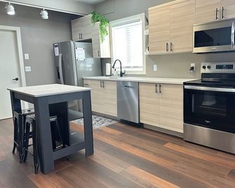 Beautiful Downtown Home, Close To Everything - Dickinson - Keittiö