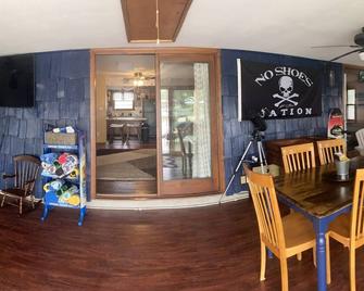 Chillaxin ~ Beautiful Lakefront Home on Coldwater Lake - Coldwater - Restaurant