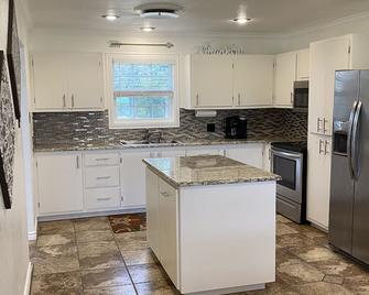 Cozy Country Home 5 min from Proctor Lake and Par Country Club. - Comanche - Kitchen