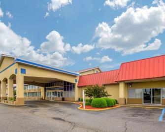 Econo Lodge Inn & Suites Triadelphia - Wheeling - Triadelphia - Edificio