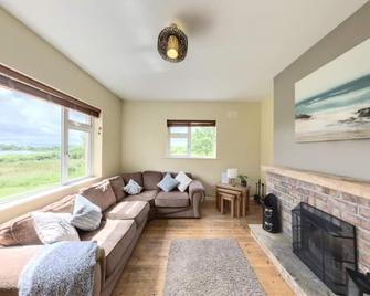 Riverside retreat with private jetty - Carrick-on-Shannon - Living room