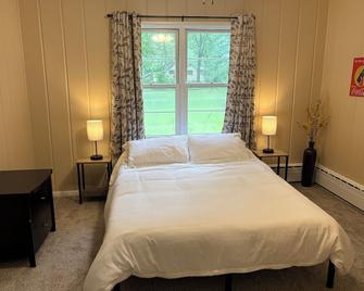 Peaceful Easy Feeling- 4 bedrooms 3 bathrooms - Terre Haute - Bedroom