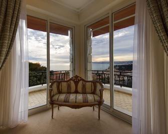 Elegant pool villa, dreamlike sea view, Nice- Port - Nizza - Balcone