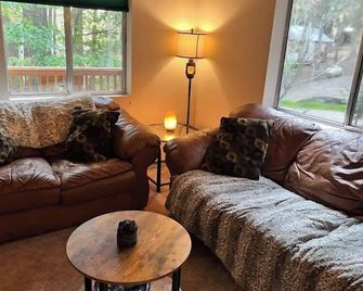 Mountain Getaway Close to Trails, Lake, River Adventures and snow play. - Wofford Heights - Living room