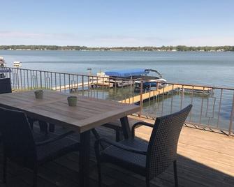 Lakefront Home with Incredible Views, Beautifully Updated and Great Location - Watervliet - Balcón