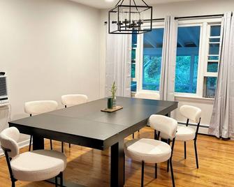 Charming 3-bedroom house in enchanting Chappaqua with WiFi, AC and Sanctuary. - Chappaqua - Comedor