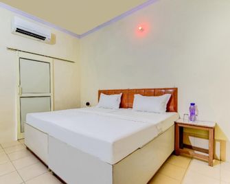 Spot On Ren Basera Guest House - Bareilly - Bedroom