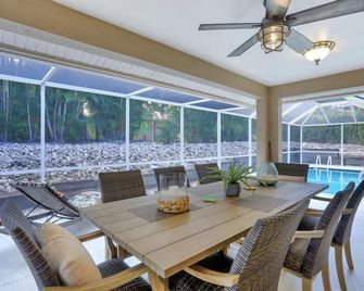 Quiet inland home with pool, two queen beds and grill - Marco Island - Comedor