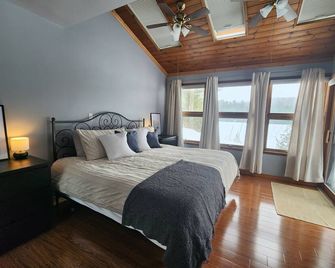 Spacious Year-Round Waterfront Cottage on Sharbot Lake - Sharbot Lake - Bedroom