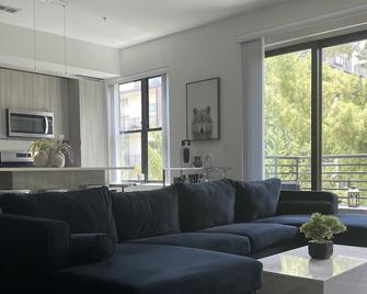 Luxury 2 Bedroom - 10 minutes from Buckhead - Chamblee - Living room