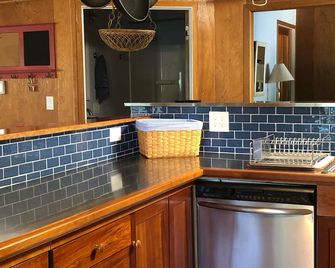 Papa's Place - A secluded lake front property on the edge of Whitefish - Whitefish - Kitchen