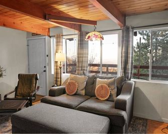 Cozy 2br Cabin With Panoramic Mountain Views & Hot Tub - Running Springs - Living room