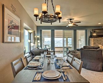 Gold Beach Townhome with Ocean Views and Sunroom! - Gold Beach - Comedor