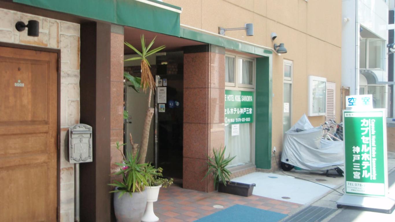 Capsule Hotel Kobe Sannomiya - Caters to men