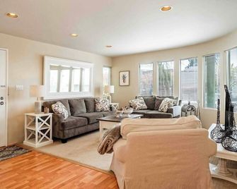 Hilltop retreat with ocean view - White Rock - Living room