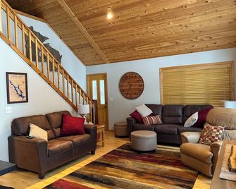 WhistleHaven A cozy lakeside 3-bedroom, 2 bathroom cabin on Prairie Lake, Chetek - Chetek - Living room