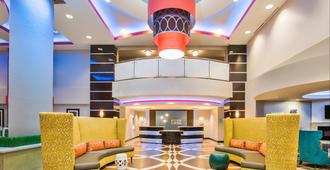Holiday Inn Express & Suites Eureka - Eureka - Lobby