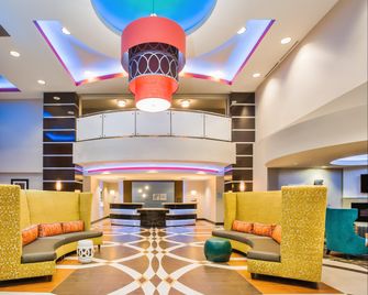 Holiday Inn Express & Suites Eureka By IHG - Eureka - Reception