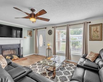 Cozy And Relaxing Fishing Retreat 3 Bedroom Home - Okeechobee - Вітальня