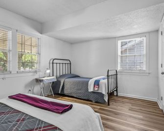 Bungalow in the Heart of Rome! Near Berry, Tennis, Hospitals, Shorter, Broad St - Rome - Bedroom