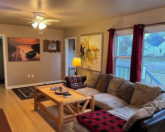 Rustic home only 5 minutes from Lake Sakakawea & Missouri River! Pet-friendly. - Riverdale - Sala de estar