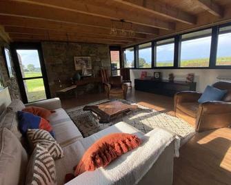 Large farmhouse with garden and sea view for 8 people - Locquenole - Sala de estar