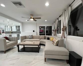 Newly remodeled home. - Los Angeles - Living room