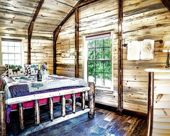 Fisher Cabin - Cute Log Cabin with Private Creek - Big Timber - Dining room