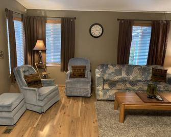 Beautiful Cle Elum Getaway- Minutes to Skiing, Hiking, Suncadia - Cle Elum - Living room