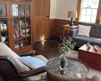 Historic 1785 Cape on 46 Forest Acres/ Water View/Pet Friendly - Rose Bay - Living room