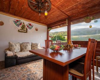 Transylvanian Cottage with Private Swimming Pool - Şuncuiuş - Comedor