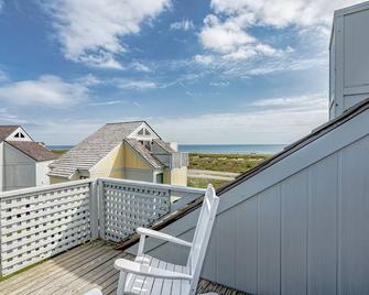 Come stay at '1 Vitamin Sea'! Enjoy ocean views, two golf carts, and access to the BHI club. - Bald Head Island - Balcony