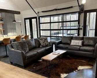 The Brand New - The Luxe Cabin sleeps 12! - Idabel - Huiskamer