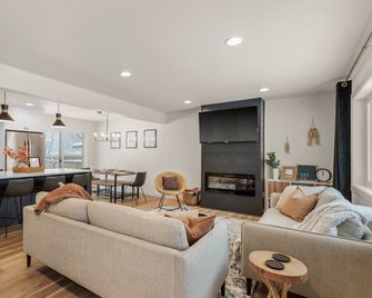 Modern Home With Ping-Pong Table | Near Downtown Cda - Coeur d'Alene - Living room