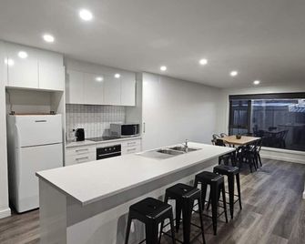 New home, 5 minutes drive to beaches & MTB trials, walk to shops, pets, WiFi - George Town - Cocina