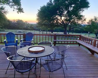 Quiet Farmhouse Surrounded By 50 Acres - Liberty Hill - Balcony